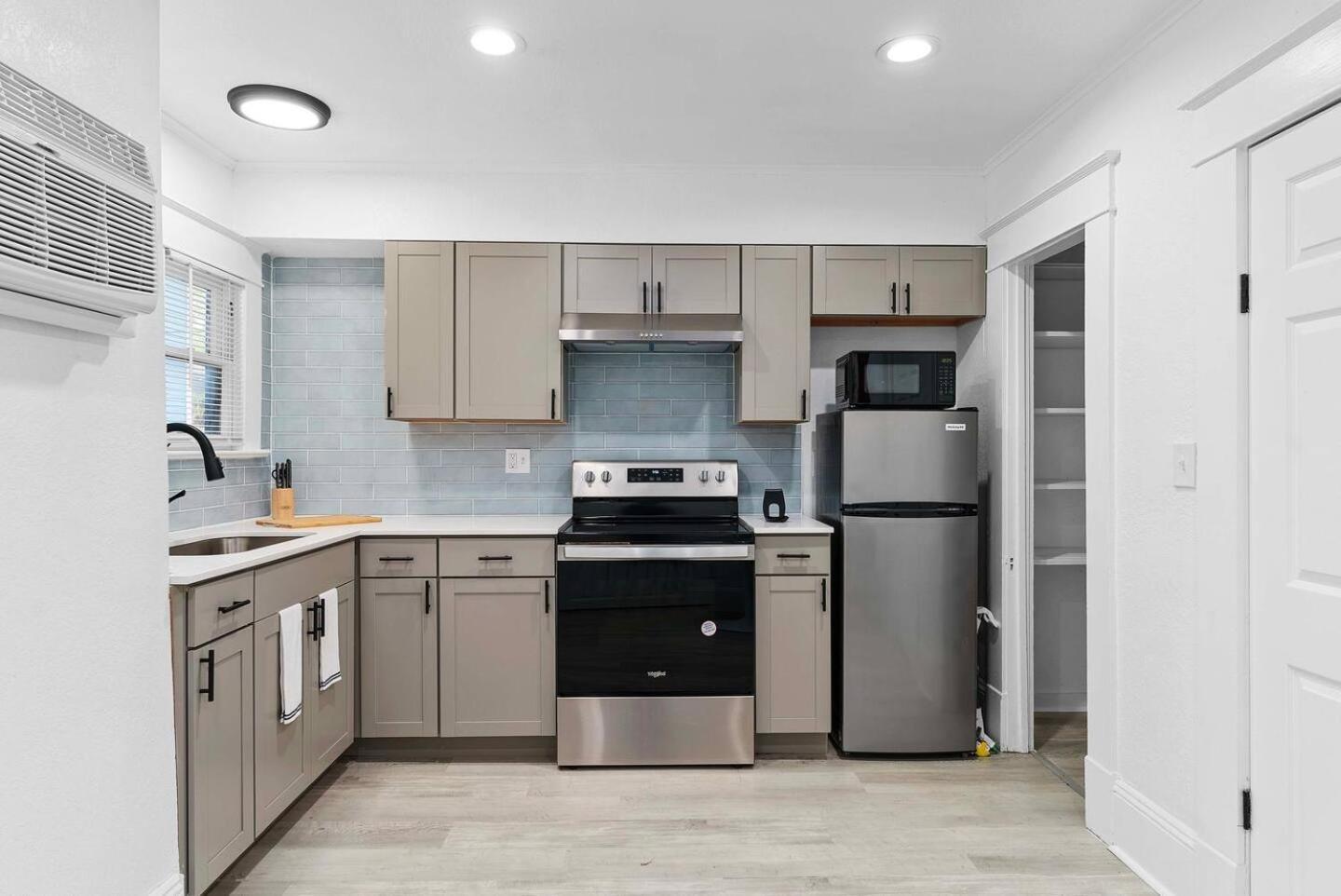 Stylish & Comfy Pet-friendly, Near Airport *
